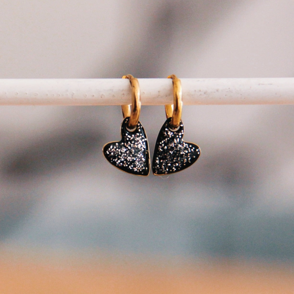 Bazou | RVS creolen met twinkeling hart – zwart/goud/zilver glitter– CB3168