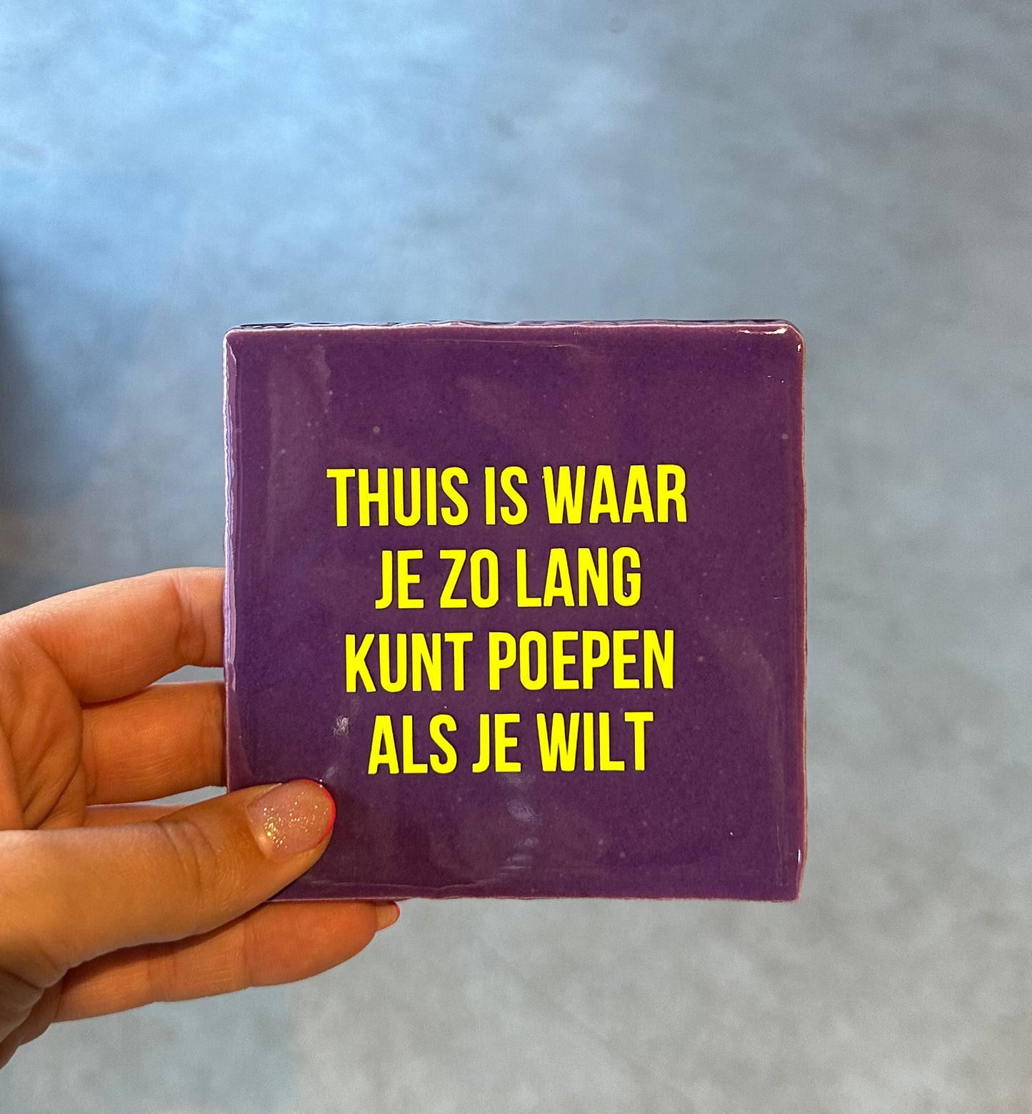 FÍ | Tegeltje (THUIS IS WAAR JE ZO LANG KUNT POEPEN ALS JE WILT)