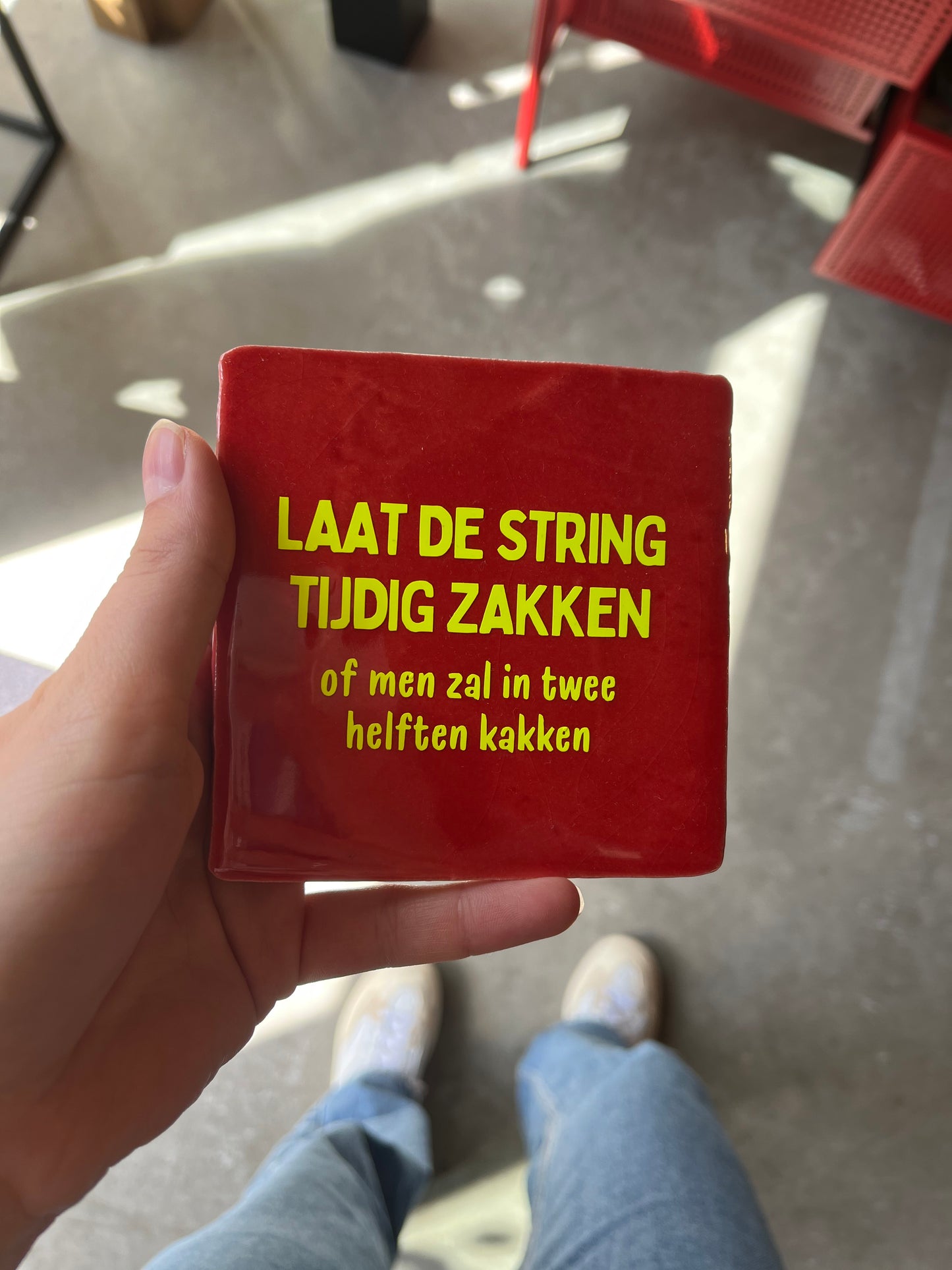 FÍ | Tegeltje (LAAT DE STRING TIJDIG ZAKKEN of men zal in twee helften kakken)