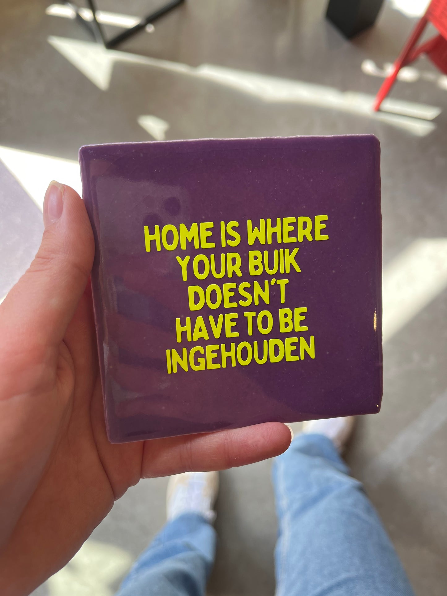 FÍ | Tegeltje (HOME IS WHERE YOUR BUIK DOESN'T HAVE TO BE INGEHOUDEN)