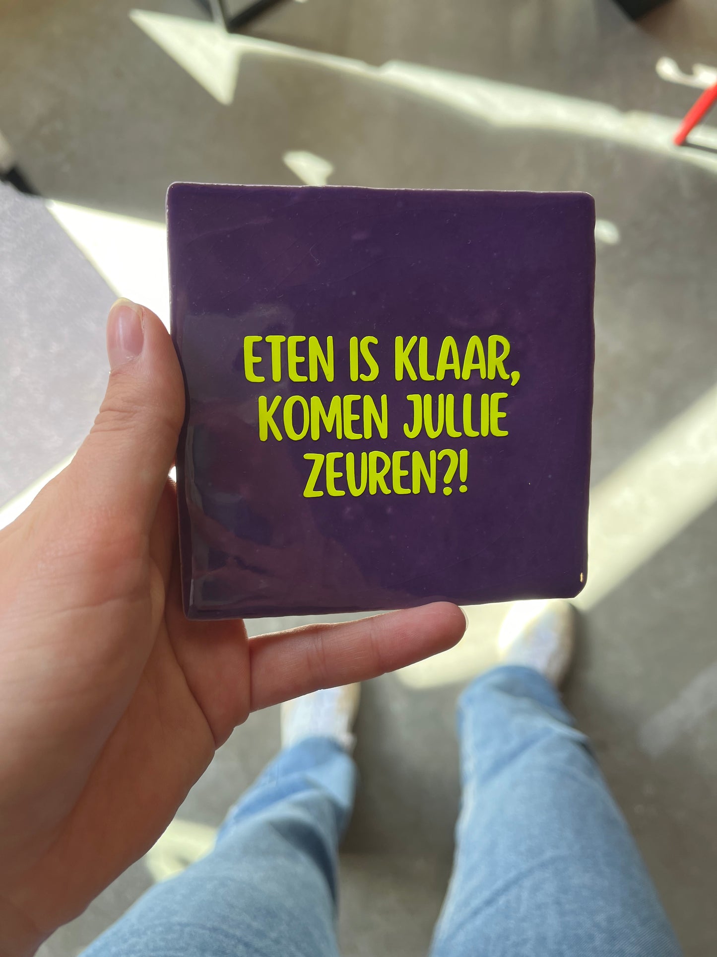 FÍ | Tegeltje (ETEN IS KLAAR, KOMEN JULLIE ZEUREN?!)