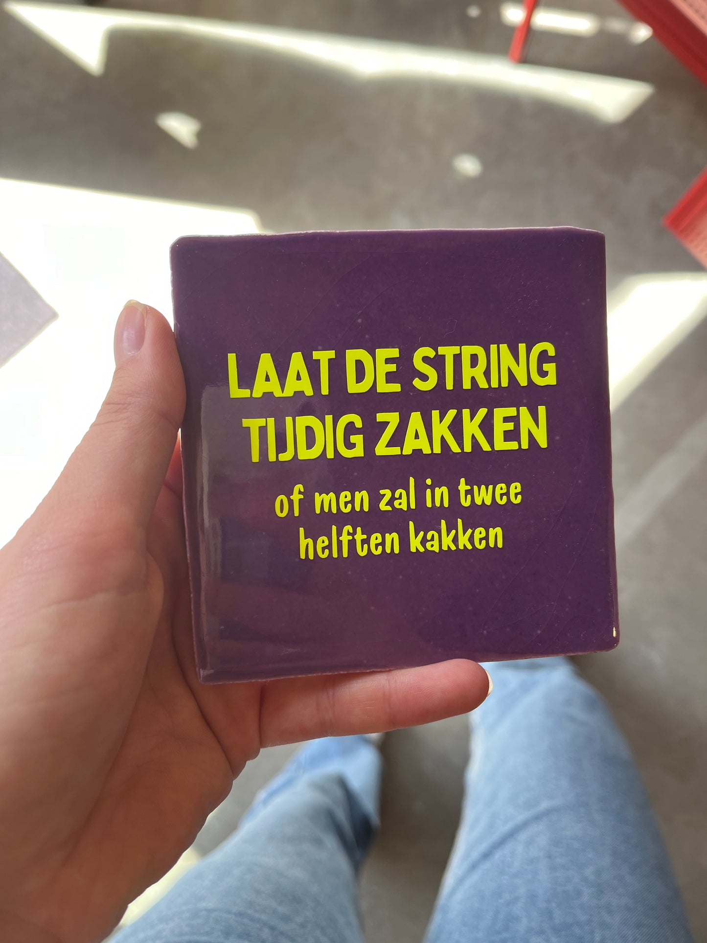FÍ | Tegeltje (LAAT DE STRING TIJDIG ZAKKEN of men zal in twee helften kakken)