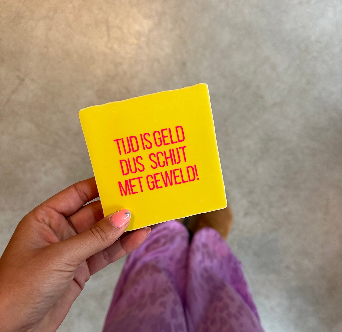 FÍ | Tegeltje (TIJD IS GELD DUS SCHIJT MET GEWELD!)