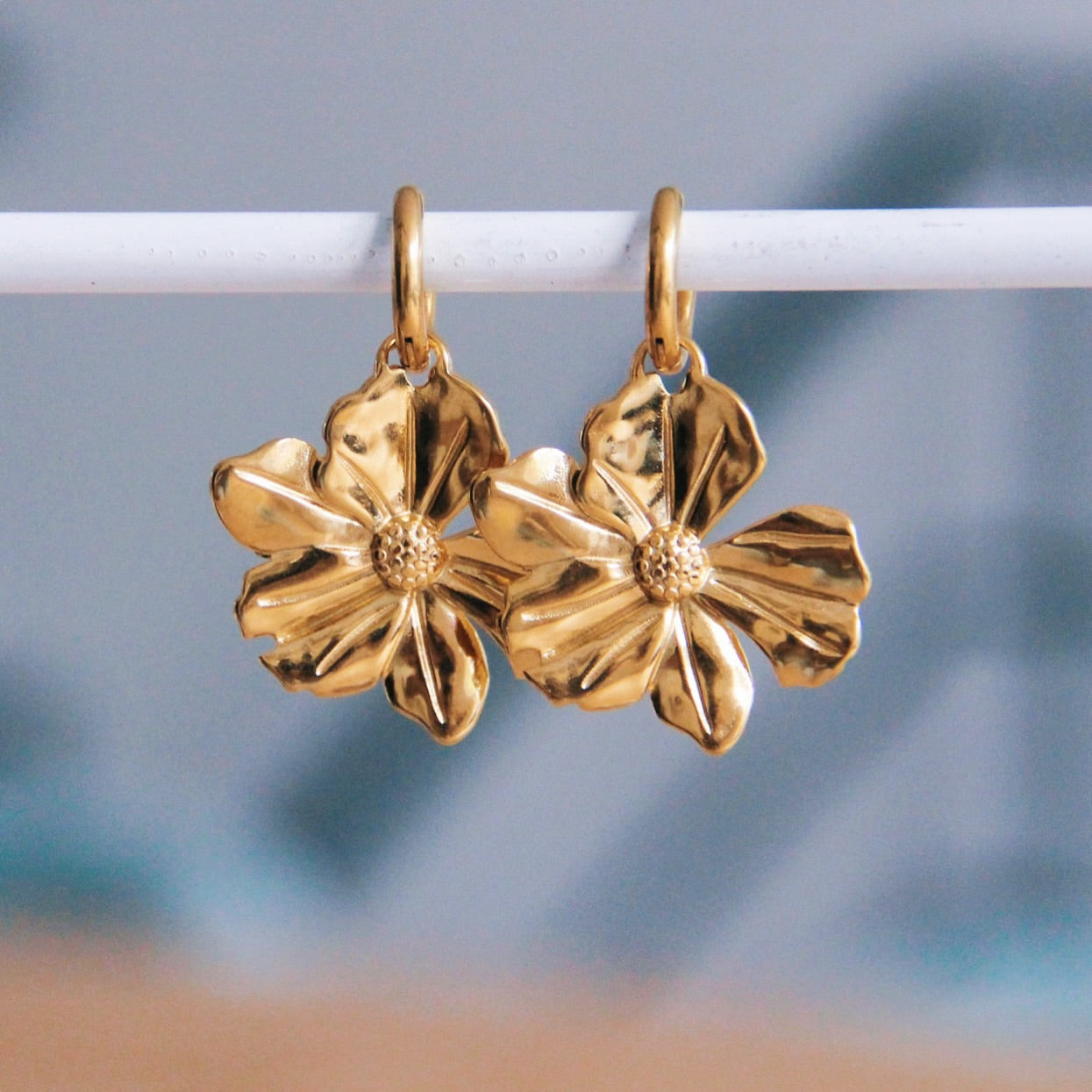 Bazou | RVS creolen met XL bloem – goud – CB3154