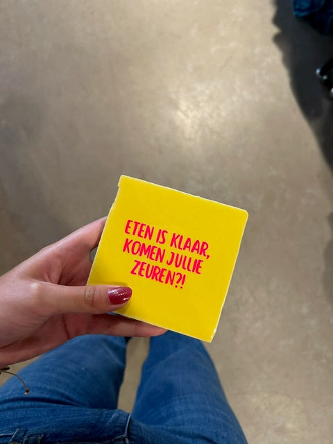 FÍ | Tegeltje (ETEN IS KLAAR, KOMEN JULLIE ZEUREN?!)