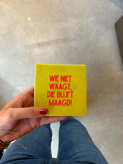 FÍ | Tegeltje (WIE NIET WAAGT, DIE BLIJFT MAAGD!)