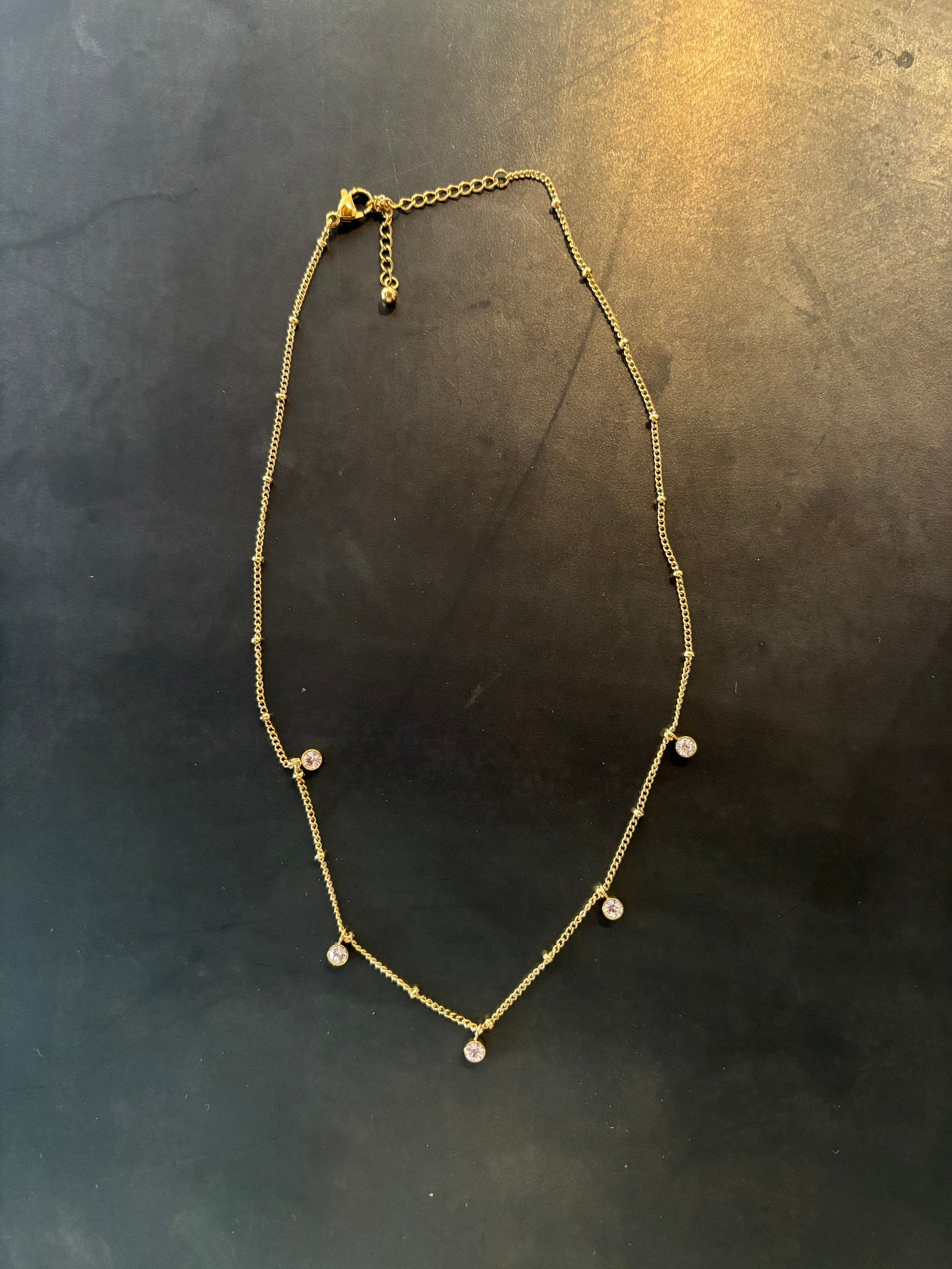 Rocky Rosa | Ketting met glitterstenen