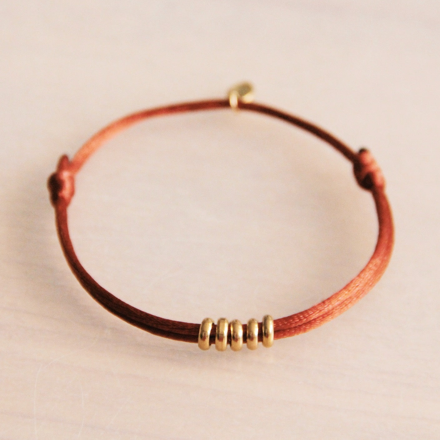 Bazou | Satijn armbandje met ringen