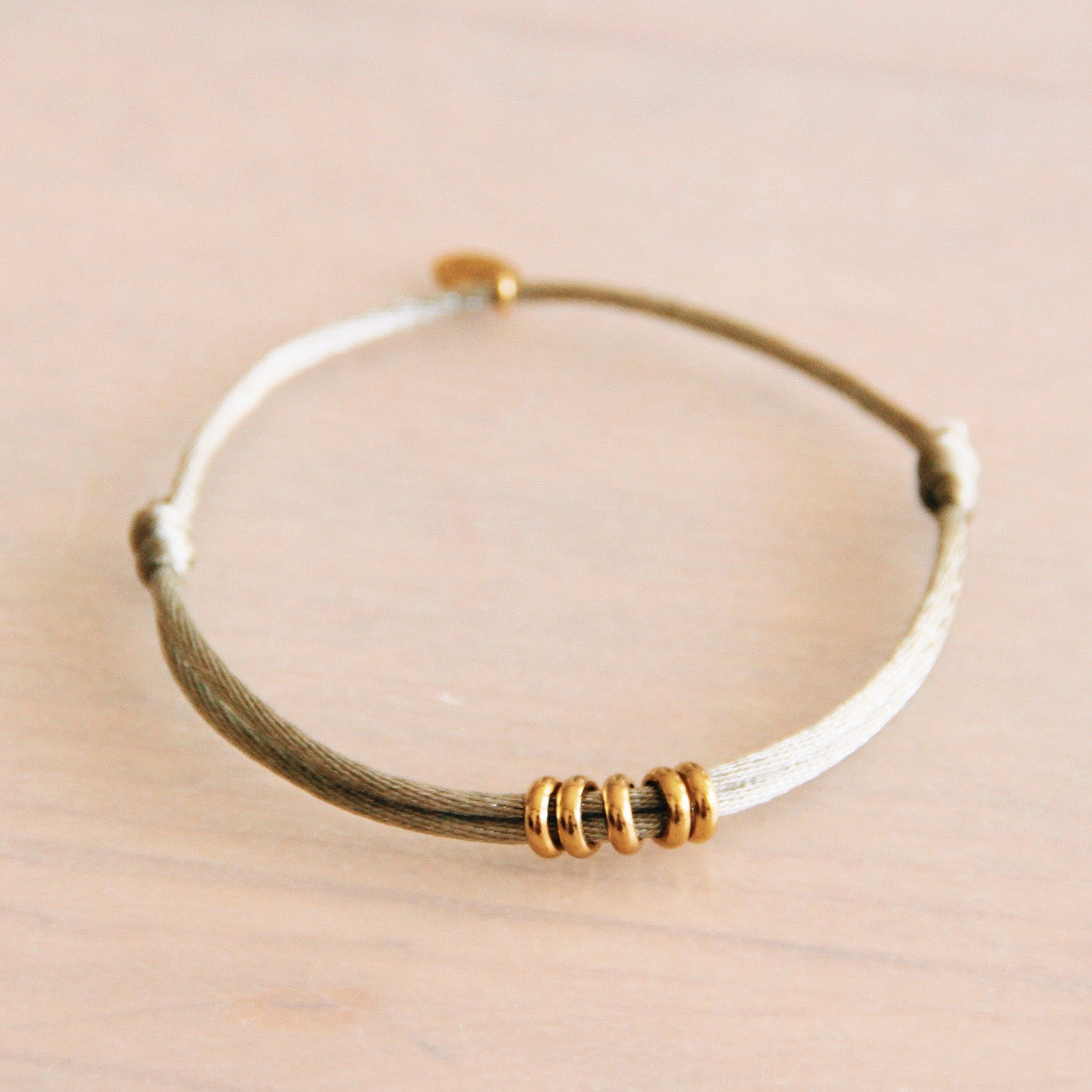 Bazou | Satijn armbandje met ringen