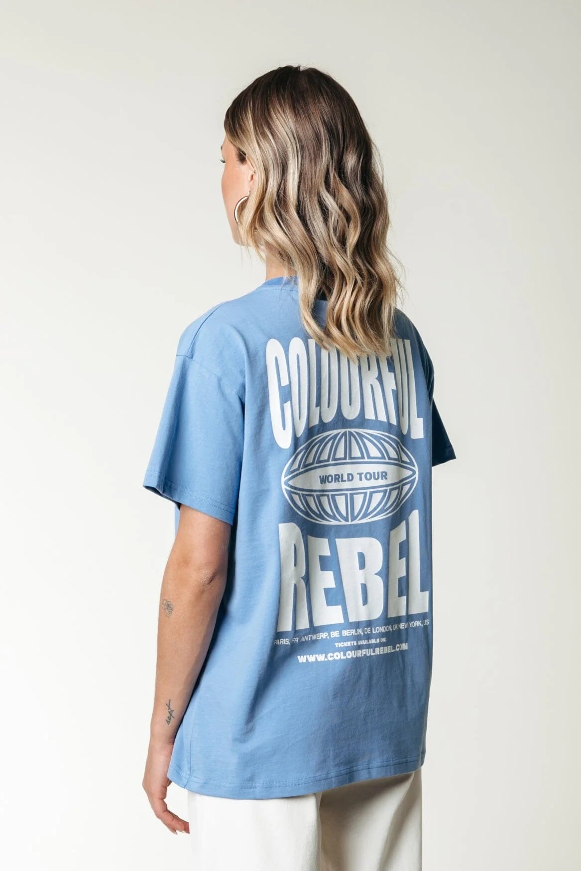 Colourful Rebel | Logo Globe T-shirt - Light Grey Blue (WT116854)