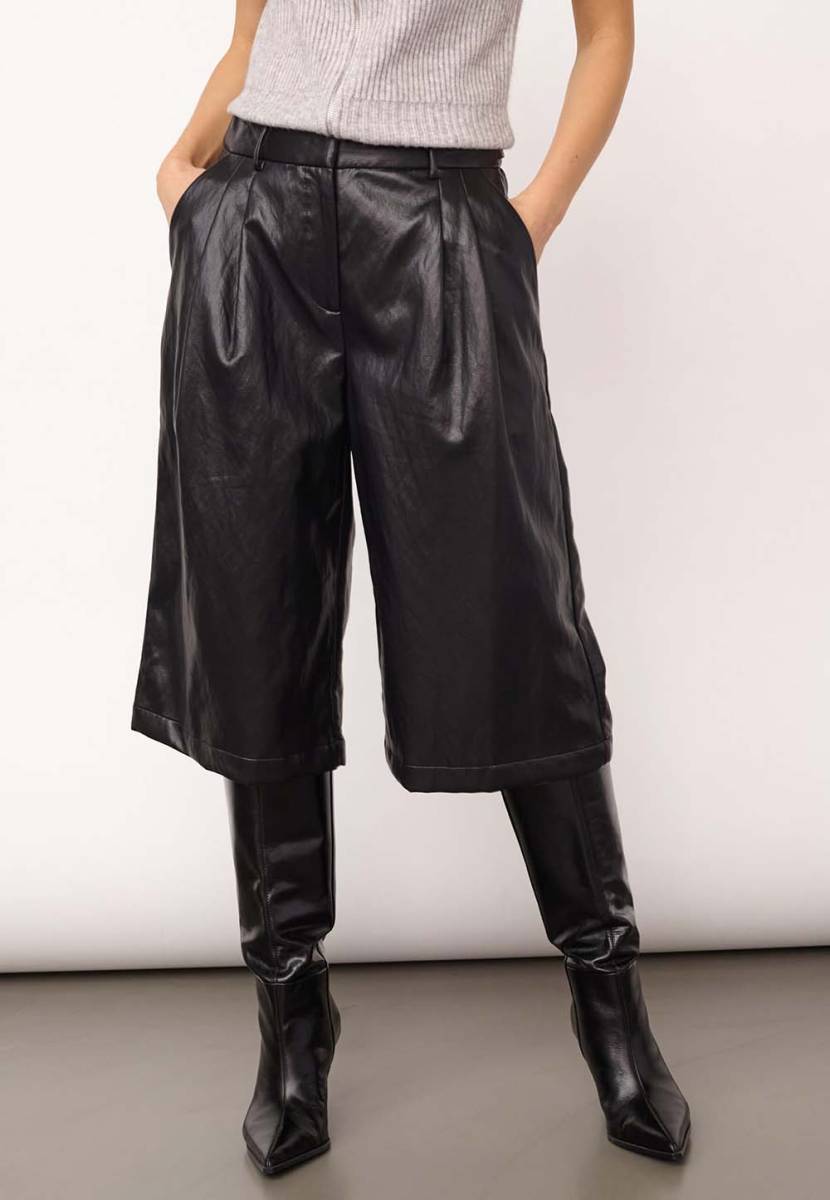 Co'Couture | GittCC Pleat Bermuda - Black (500405)