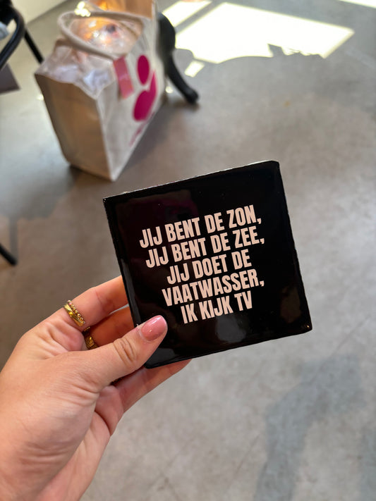 FÍ | Tegeltje (Jij bent de zon, jij ben de zee, jij doet de vaatwasser, ik kijk TV)