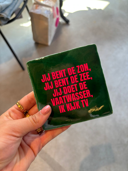 FÍ | Tegeltje (Jij bent de zon, jij bent de zee, jij doet de vaatwasser, ik kijk TV)