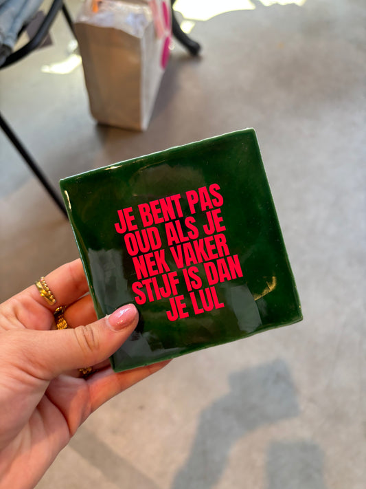 FÍ | Tegeltje (Je bent pas oud als je nek vaker stijf is dan je lul)