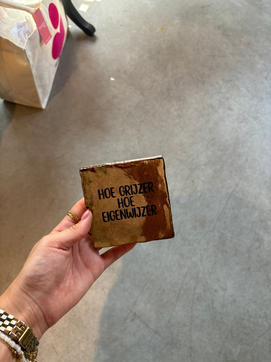 FÍ | Tegeltje (Hoe grijzer hoe eigenwijzer)