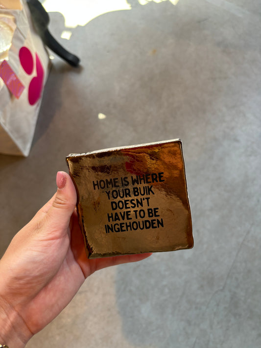FÍ | Tegeltje ( Home is where your buik doesn't have to be ingehouden)