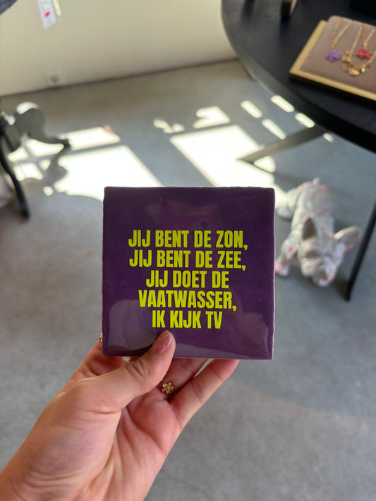 FÍ | Tegeltje (Jij bent de zon, jij bent de zee, jij doet de vaatwasser ik kijk TV)