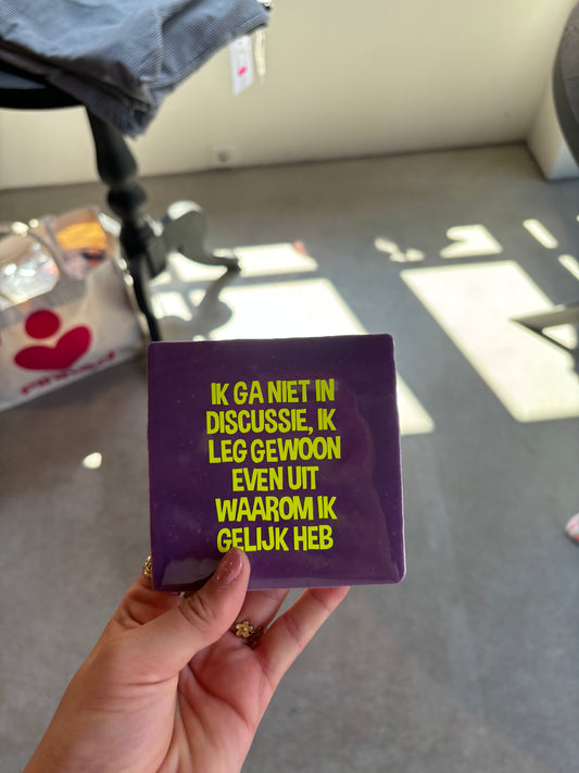 FÍ | Tegeltje (Ik ga niet in discussie, ik leg gewoon even uit waarom ik gelijk heb)