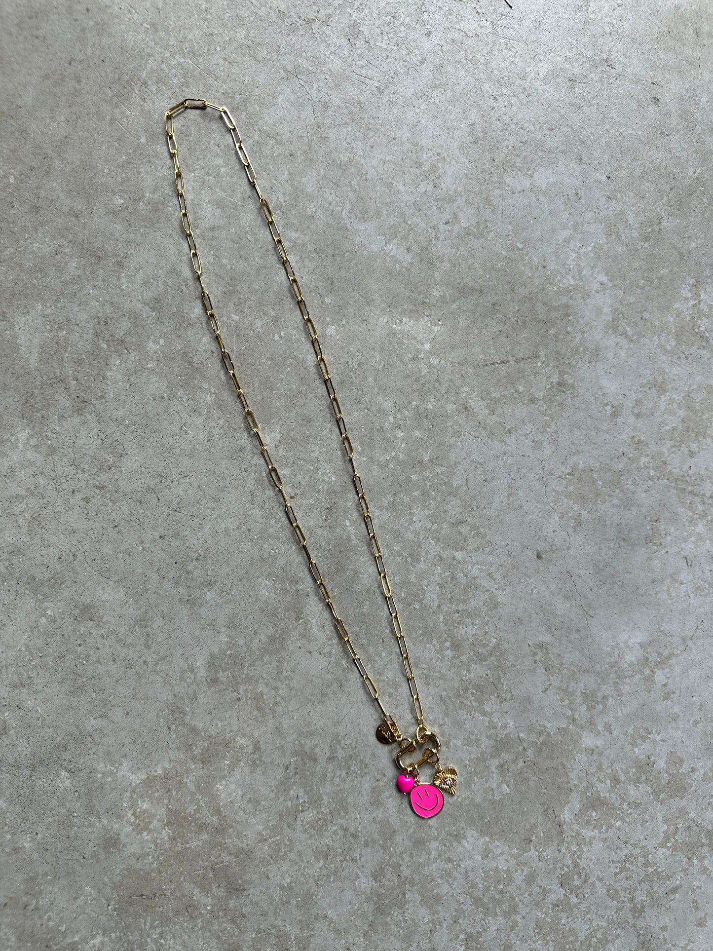 FÍ Dokkum | Schakel Ketting Goud 80cm | Neon Roze Bedels