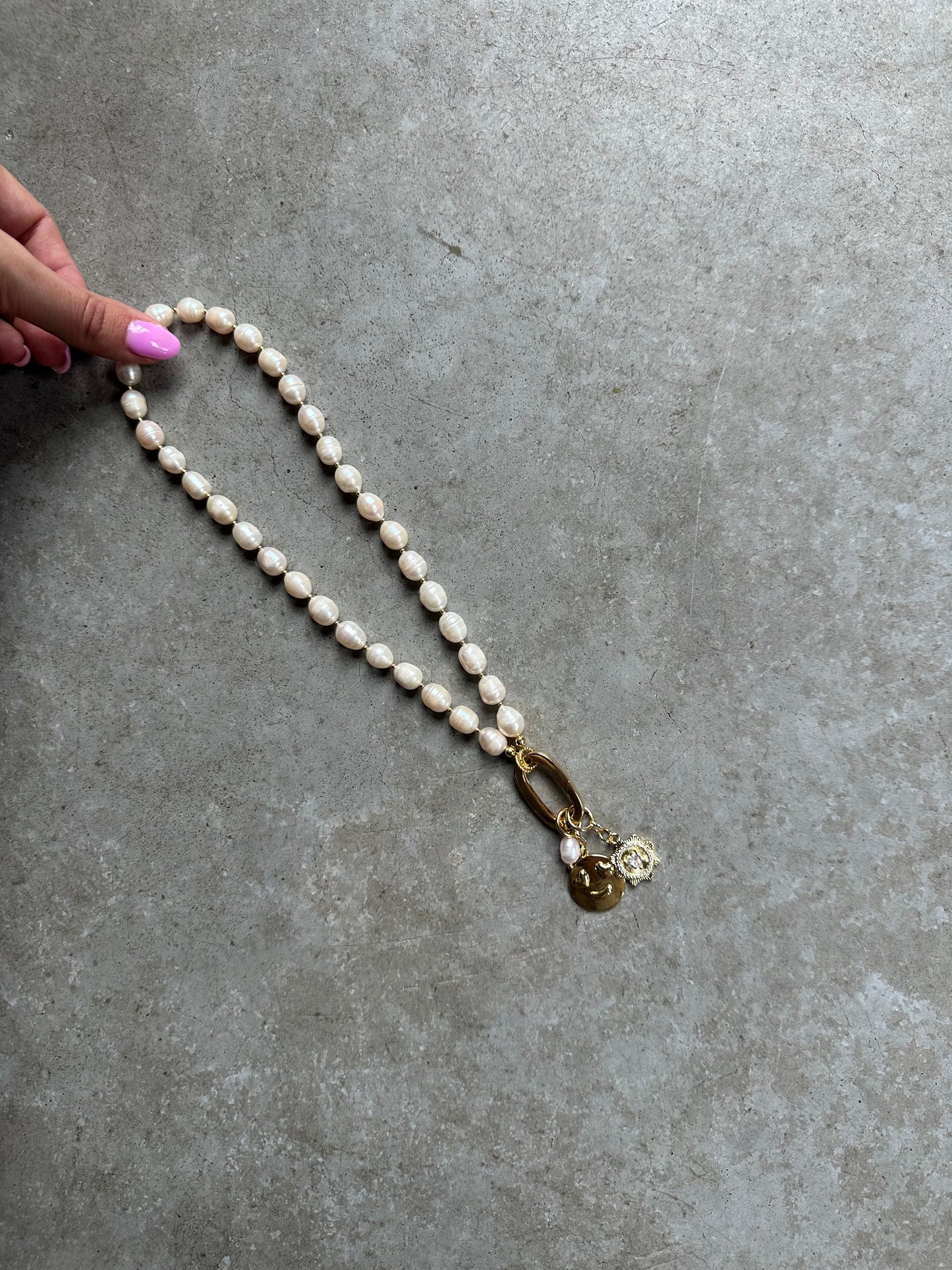 FÍ Dokkum | Ketting Zoetwaterparel 8-9mm met clipslot & bedels