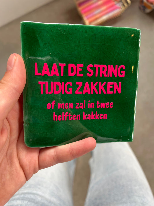 FÍ | Tegeltje (LAAT DE STRING TIJDIG ZAKKEN of men zal in twee helften kakken)